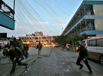 Civiles palestinos buscan refugio durante el bombardeo israelí de una escuela de la ONU en Beit Lahia, al norte de Gaza, en enero pasado.