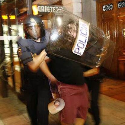 Dos agentes reducen a una joven en Alonso Martínez.