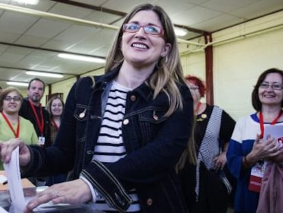 La candidata de IU, Raquel L&oacute;pez, vota este domingo.