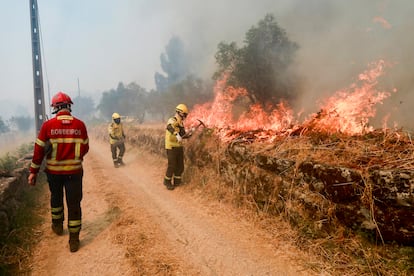 Los bomberos luchan contra las llamas, este miércoles en Santa Comba (Portugal).