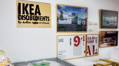 Cartel de Ikea disobedients, una performance adquirida por el MOMA.
