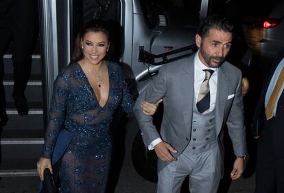 Eva Longoria y su marido, José Bastón, a su llegada a la boda de Serena Williams.