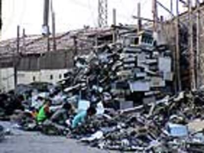 Vertedero de desechos informáticos en la provincia china de Hunan (diciembre de 2001).