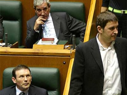 Juan José Ibarretxe observa a Arnaldo Otegi en un pleno parlamentario de la pasada legislatura.