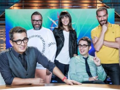El reparto de 'En el aire': Buenafuente y Berto, en primer plano. Detrás: Bob Pop, Belén Cuesta y Jorge Ponce.