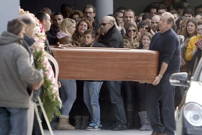 Decenas de personas han acudido al entierro de la joven Katia Esteban, de 18 años, en el cementerio de Daganzo (Madrid).