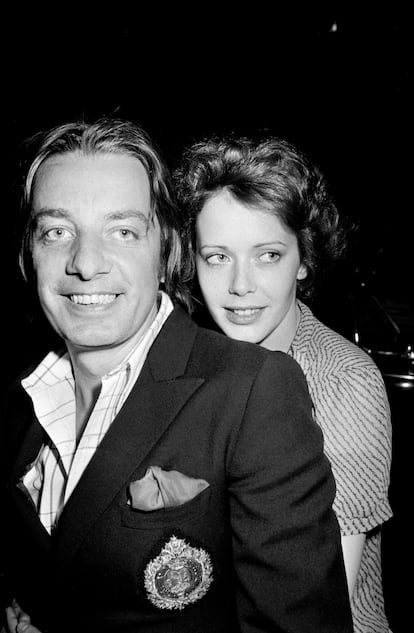 Sylvia Kristel y Just Jaeckin, estrella y director de 'Emmanuelle', en París en 1974.