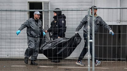 Operarios trasladan el cadáver de una víctima del atentado en la sala Crocus, este sábado en Krasnogorsk.