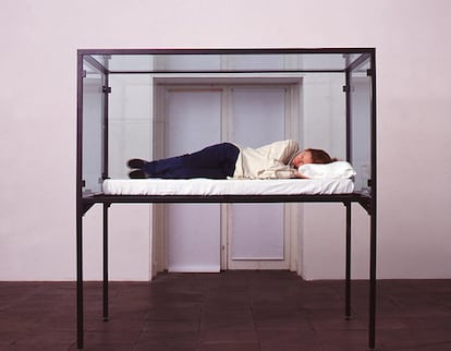 No es la primera vez que la Swinton se echa la siesta en un centro de arte. La idea nació en 1995 en la londinense Serpentine Gallery.
	 
