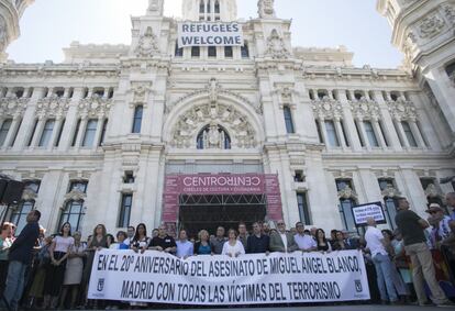 Todos los participantes en el homenaje a Miguel Ángel Blanco han posado en el Ayuntamiento de Madrid con una pancarta en la que se lee 'En el 20º aniversario del asesinato de Miguel Ángel Blanco, Madrid con todas las víctimas del terrorismo'.