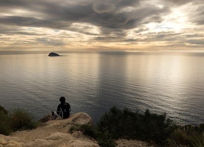 Si hay un tramo de costa intocada en la Costa Blanca (Alicante) recomendado para familias ese es el que une la playa del Torres con la torre vigía de El Aguiló. 