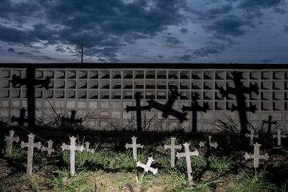 Exguerrilleros y militares se unen para construir 500 osarios de víctimas de desaparición forzada en Colombia