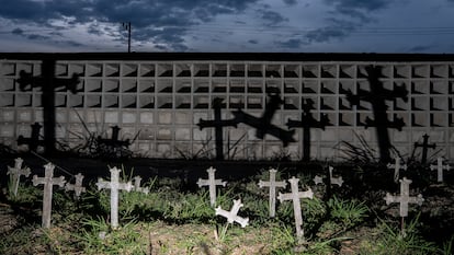 Exguerrilleros y militares se unen para construir 500 osarios de víctimas de desaparición forzada en Colombia