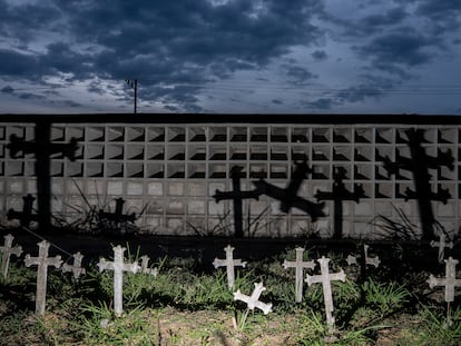 Exguerrilleros y militares se unen para construir 500 osarios de víctimas de desaparición forzada en Colombia