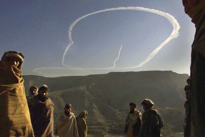 Un B-52 enfila hacia Tora Bora durante los bombardeos de 2001.