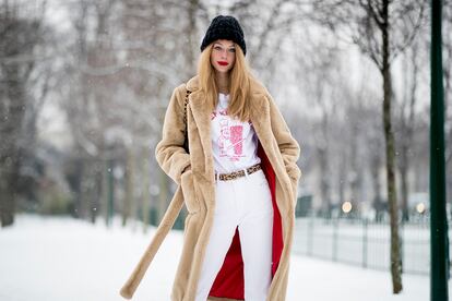 El blanco es –cada vez más– una opción perfecta para los días de invierno. Más aún si se rompe con toques de beige y rojo.