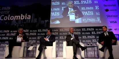 El director del diario EL PAÍS, Javier Moreno (a la izquierda); el presidente de Endesa, Borja Prado; el presidente de Ferrovial, Rafael del Pino; y el ministro colombiano de Tecnologías de la Información y las Comunicaciones, Diego Molano, participan en el foro 'Invertir en Colombia', organizado por el diario EL PAÍS.