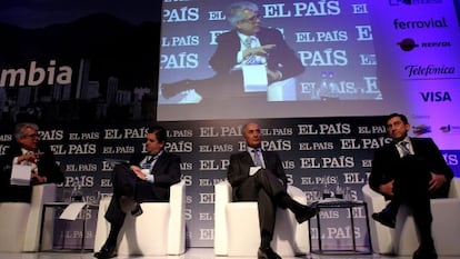 El director del diario EL PAÍS, Javier Moreno (a la izquierda); el presidente de Endesa, Borja Prado; el presidente de Ferrovial, Rafael del Pino; y el ministro colombiano de Tecnologías de la Información y las Comunicaciones, Diego Molano, participan en el foro 'Invertir en Colombia', organizado por el diario EL PAÍS.