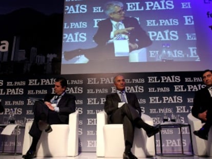 El director del diario EL PAÍS, Javier Moreno (a la izquierda); el presidente de Endesa, Borja Prado; el presidente de Ferrovial, Rafael del Pino; y el ministro colombiano de Tecnologías de la Información y las Comunicaciones, Diego Molano, participan en el foro 'Invertir en Colombia', organizado por el diario EL PAÍS.