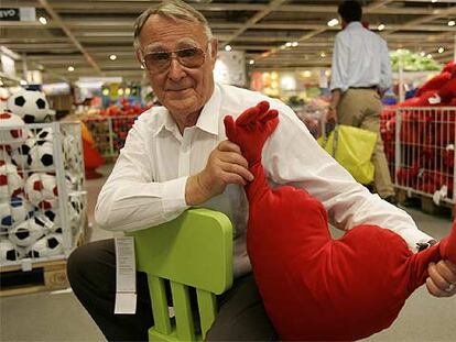 El fundador del grupo Ikea, Ingvar Kamprad, en uno de los centros de venta de la cadena sueca.