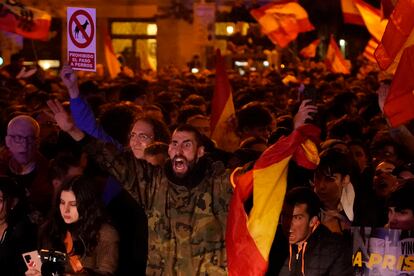 Demonstrators gather to protest against the amnesty at the headquarters of Socialist party in Madrid, Spain, Thursday, Nov. 9, 2023