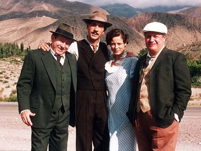 De izquierda a derecha, Ulises Dumont, Dario Grandinetti, Aitana Sánchez-Gijón y Juan Echanove en un fotograma de la película <i>Sus ojos se cerraron, </i>de Jaime Chávarri.