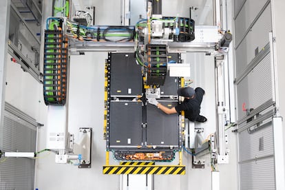 Un trabajador de la Mercedes-Benz durante la producción de baterías para coches eléctricos el 9 de julio, en Sajonia (Alemania)