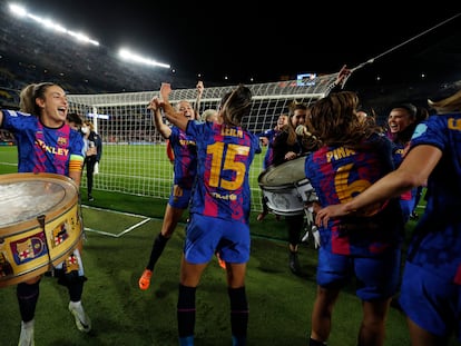 Alexia Putellas festeja con sus compañeras el triunfo ante el Madrid tocando el bombo.