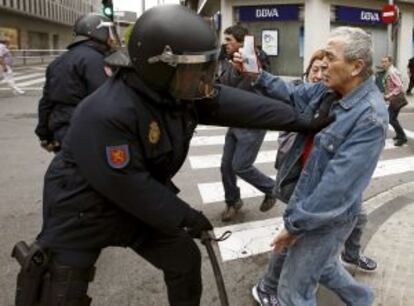 El diputado navarro de Amaiur, Sabino Cuadra, durante los incidentes de esta mañana en los alrededores de El Corte Inglés de Pamplona