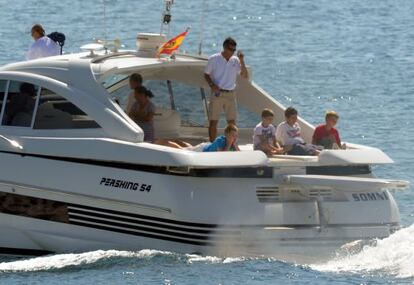 Los hijos de la infanta Cristina Juan, Pablo y Miguel Urdangarin, junto a su primo Felipe Marichalar, en Palma de Mallorca, el lunes 30 de julio de 2012.