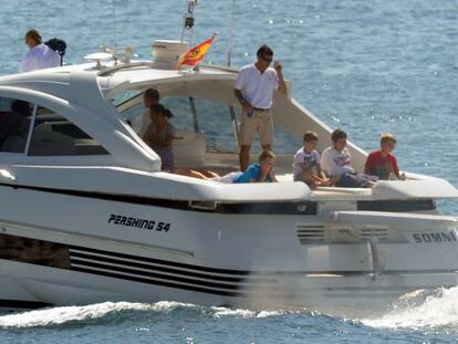 Los hijos de la infanta Cristina Juan, Pablo y Miguel Urdangarin, junto a su primo Felipe Marichalar, en Palma de Mallorca, el lunes 30 de julio de 2012.