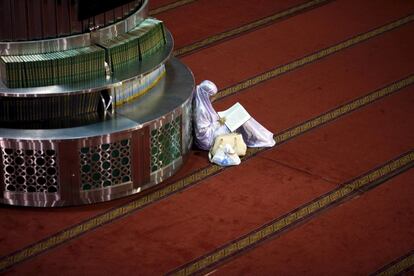 En pleno mes de Ramadán, una mujer lee el Corán en la mezquita Istiqlal de Yakarta, Indonesia.