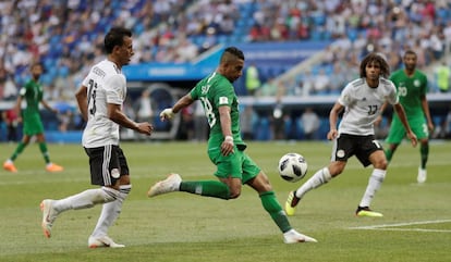El saudí Salem Al-Dawsari marca el segundo gol de su equipo.