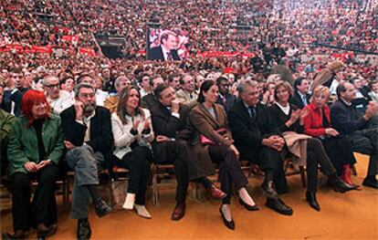 Aspecto de la plaza de Vistalegre durante la intervención de José Luis Rodríguez Zapatero. De izquierda a derecha, en primer término: Lentxu Rubial, Cándido Méndez, Trinidad Jiménez, José Blanco, Carmen Romero, Felipe González, Sonsoles Espinosa, Rosa María Sardá y Manuel Chaves.