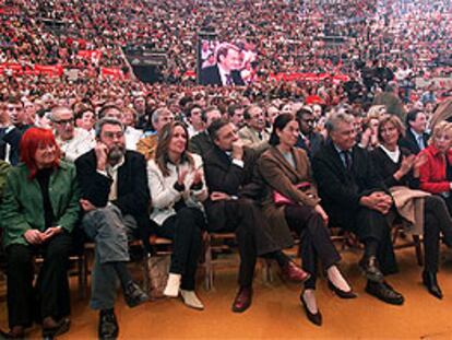 Aspecto de la plaza de Vistalegre durante la intervención de José Luis Rodríguez Zapatero. De izquierda a derecha, en primer término: Lentxu Rubial, Cándido Méndez, Trinidad Jiménez, José Blanco, Carmen Romero, Felipe González, Sonsoles Espinosa, Rosa María Sardá y Manuel Chaves.