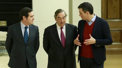 Pedro S&aacute;nchez con Anotn iop Graamendi (Cepyme9 y Juan Rosell (CEOE) en el Congreso el pasado a&ntilde;o.