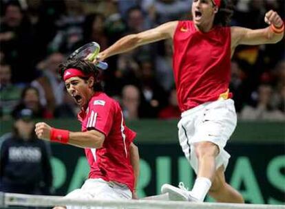 Fernando Verdasco y Feliciano López celebran un tanto.