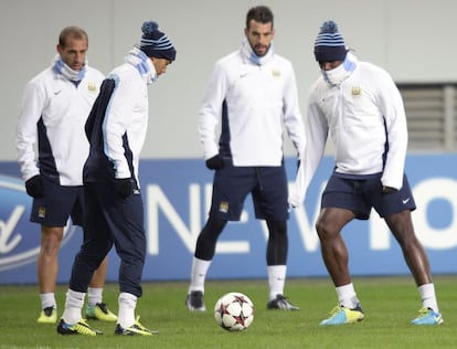 Negredo, al fondo, contempla a sus compañeros mientras dan toques al balón.