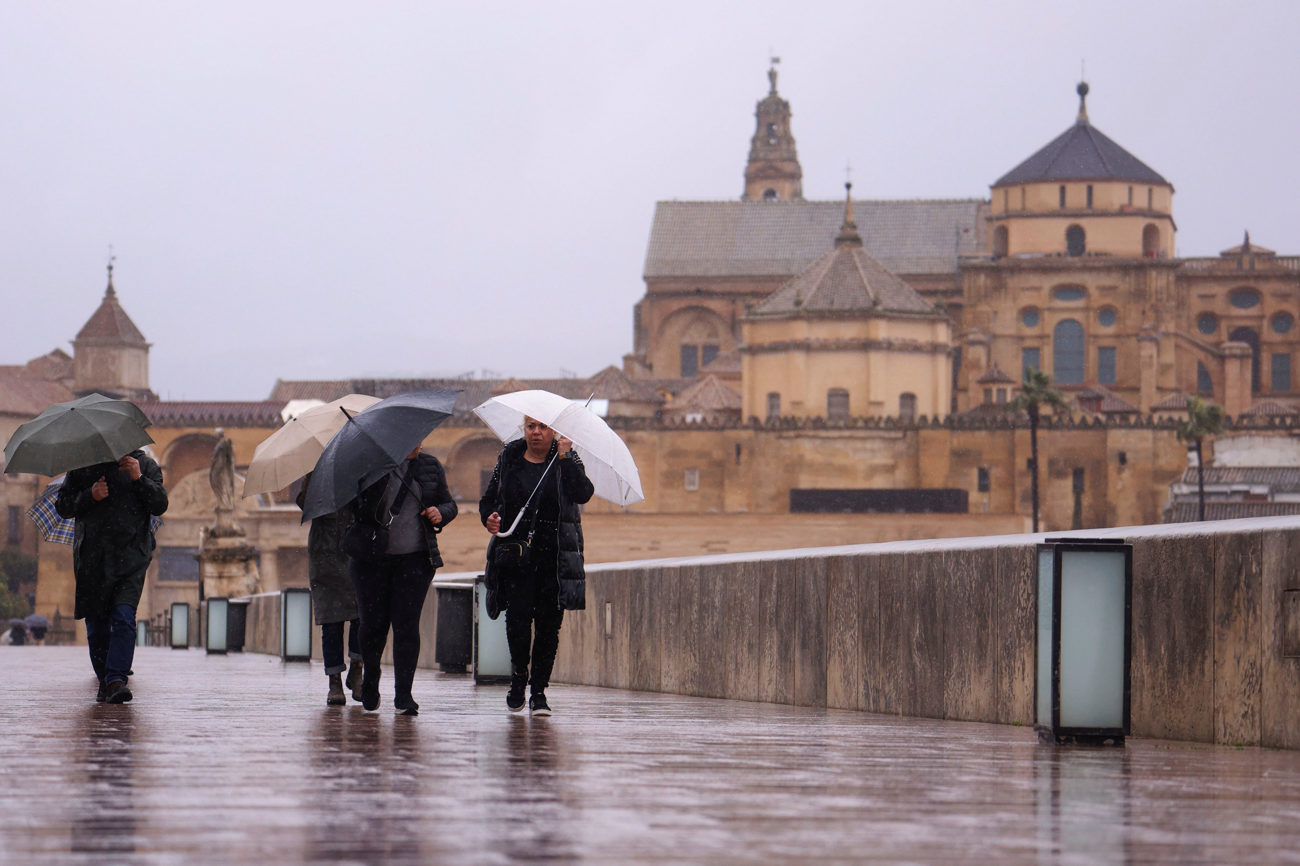 Ampliación | El temporal ‘Kristin’ llega a gran parte de España con lluvias muy intensas, nieve y viento fuerte