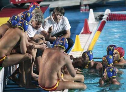 Rafael Aguilar da instrucciones a los jugadores de la selección en la final contra Serbia.