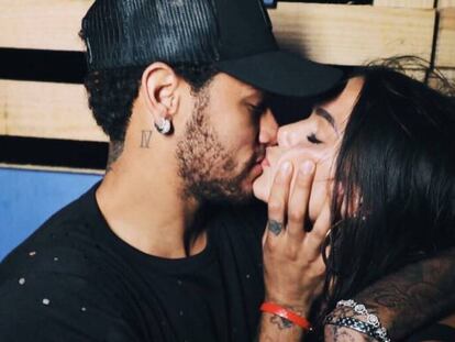 Neymar besa a la actriz Bruna Marquezine.