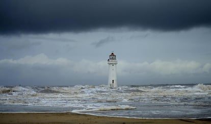 Nubes de tormenta se forman cerca del faro de Perch Rock, en New Brighton (norte de Inglaterra).