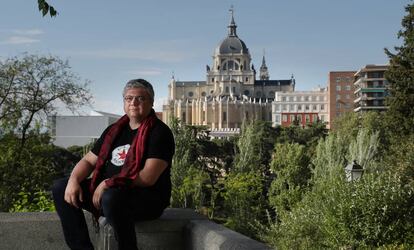 Ismael Clemente, del grupo musical Ursaria, que trabaja sobre la música tradicional madrileña, en las Vistillas, en Madrid.