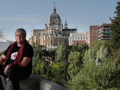 Ismael Clemente, del grupo musical Ursaria, que trabaja sobre la música tradicional madrileña, en las Vistillas, en Madrid.