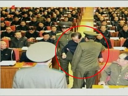 Captura de pantalla de la cadena oficial norcoreana KCTV que muestra al Jang Song-thaek (c), tío del líder Kim Jong-un y número dos del régimen comunista, en el momento de su arresto.