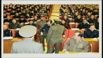 Captura de pantalla de la cadena oficial norcoreana KCTV que muestra al Jang Song-thaek (c), tío del líder Kim Jong-un y número dos del régimen comunista, en el momento de su arresto.