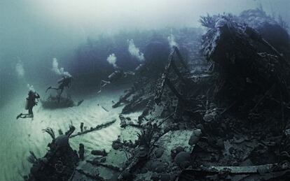 Submarinismo entre los restos de un naufragio en Bermudas.