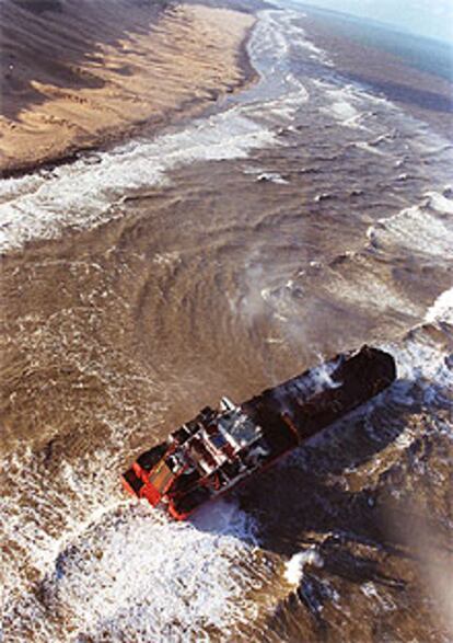 El barco <i>Jolly Rubino</i>, encallado a unos 300 kilómetros al norte de Durban.