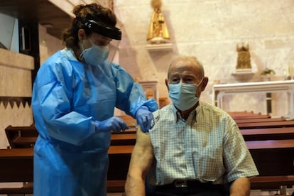 Áureo López García, de 88 años, usuario de la residencia de ancianos de Cevico de la Torre (Palencia) ha sido el primero en recibir una vacuna contra la covid en Castilla y León.