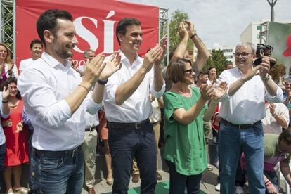 El secretario general del PSOE, Pedro S&aacute;nchez, acompa&ntilde;ado por el alcalde de Ibiza Rafael Ruiz, los candidatos al Congreso y al Senado, Sof&iacute;a Herranz y Antoni Costa, y el presidente del Consell, Vicent Torres